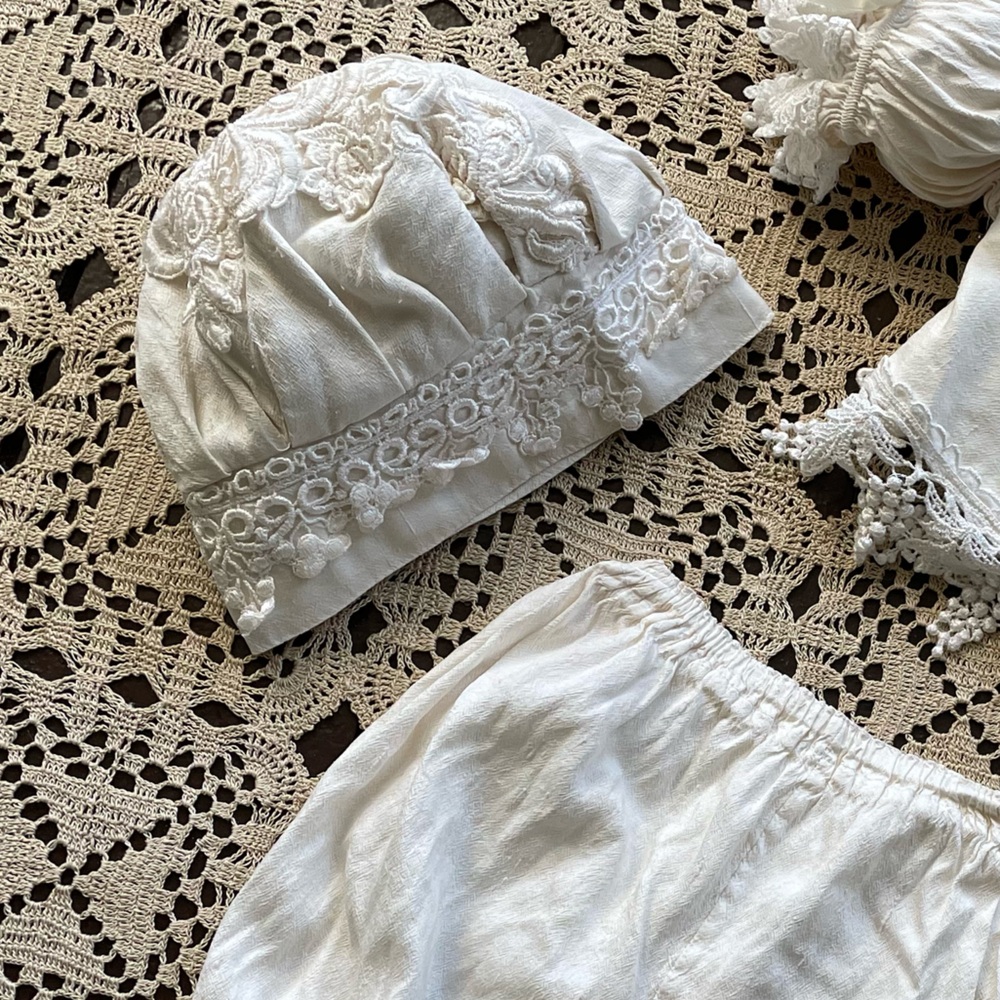 Vintage Handmaiden Ivory Silk Baby Outfit 3 piece Set Top Bloomers & Hat 6M - Picture 11 of 12